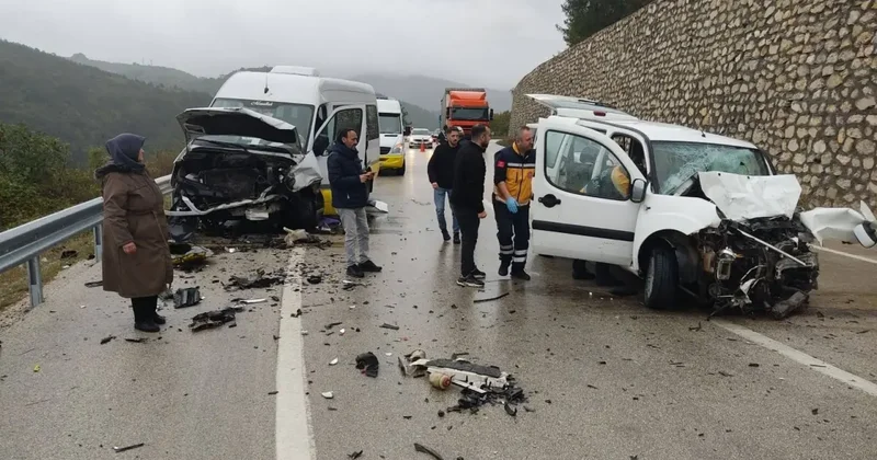 Bursa da yolcu minibüsü ile otomobil çarpıştı: 1 kişi öldü, 10 kişi yaralandı