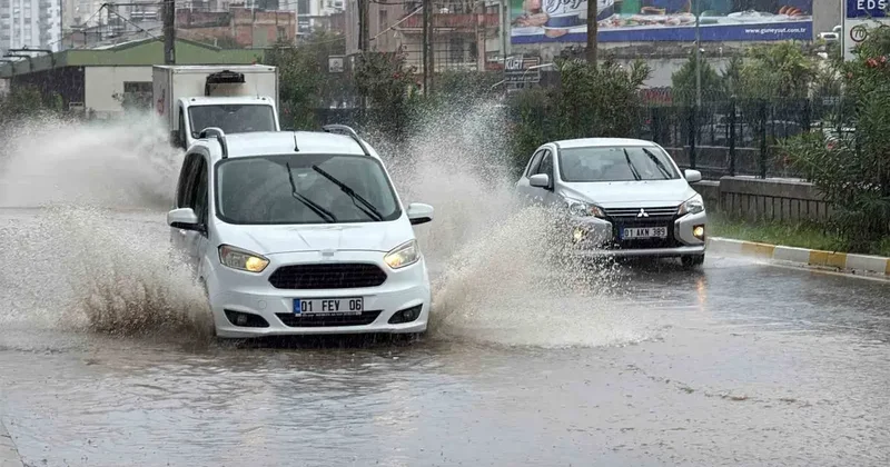 Adana’da yollar göle döndü