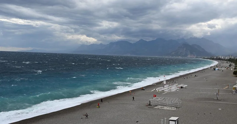 Antalya da fırtına ve sağanak etkili oluyor