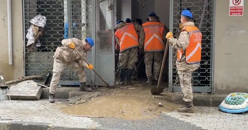 Ayazağa’da sel sonrası temizlik çalışmaları sürüyor: Jandarma ekipleri de destek veriyor
