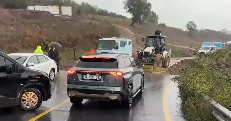Şile ağva yolunda toprak kaydı; trafik kontrollü sağlanıyor