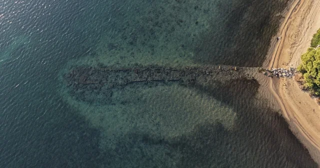 Erdek Körfezi nde deniz çekildi, antik liman gün yüzüne çıktı Kyzikos un gizli limanı ortaya çıktı Erdek te deniz seviyesinin düşmesiyle antik tarihten izler ortaya çıktı Balıkesir Haberleri