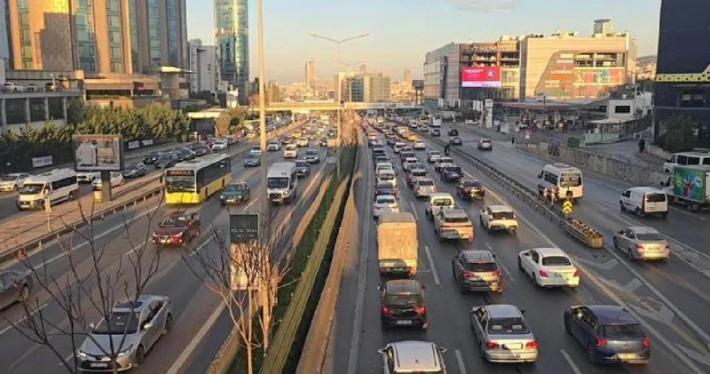 Ara tatil bitti, ders zili çaldı: İstanbul da trafik kilitlendi, yoğunluk yüzde 80 i gördü