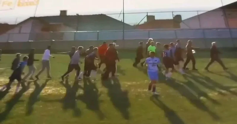 6 gollü karşılaşmada taraftar sahaya girdi! Hakem maçı tatil etti