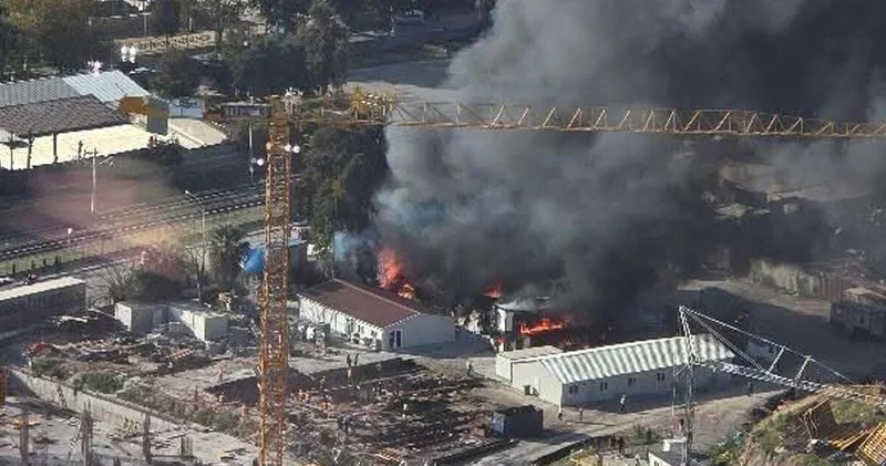 Şantiyede yangın! Otomobiller de yandı! Son dakika haberleri