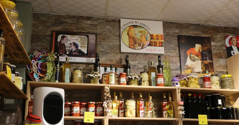 Neşeli Günler filmi gerçek oldu: Karşılıklı turşucu açtılar