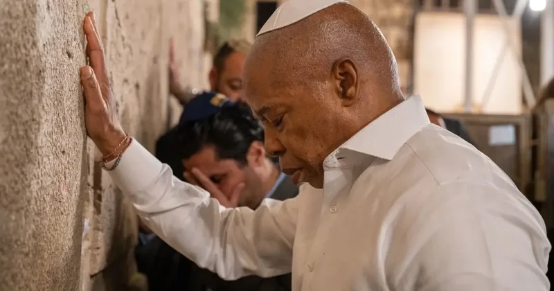 Koltuğu bırakmadan İsrail e koştu, Eric Adams tan tartışmalı veda