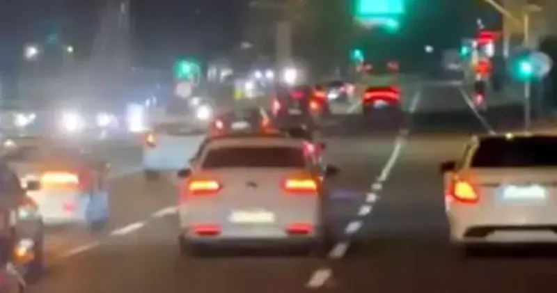 Avcılar da düğün konvoyundaki araçlar trafiği kesti