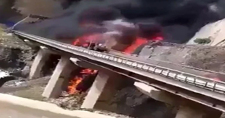 Umre yolunda feci kaza: 45 kişi hayatını kaybetti