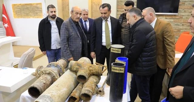 Meclis toplantısına eski içme suyu borularını getiren Başkan Şerifoğulları: İçme suyu hattı döşeme çalışmalarımız yüzde 99 seviyesine ulaşmıştır Elazığ Haberleri