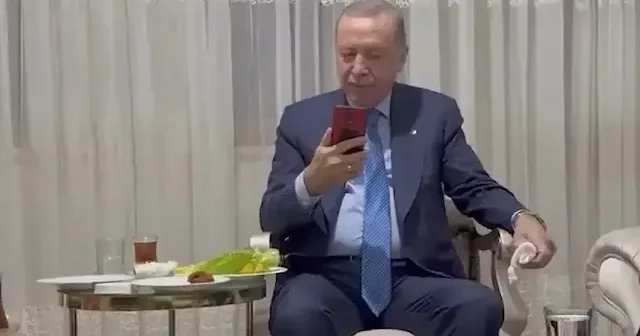 Depremzede aileyi ziyaret eden Cumhurbaşkanı Erdoğan dan sürpriz telefon görüşmesi: Samimi sohbet dikkat çekti VİDEO İZLE