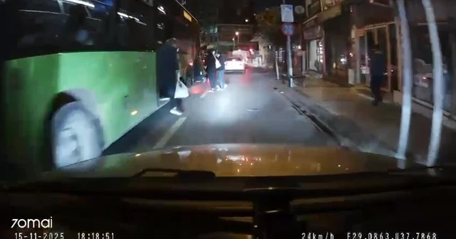 Durak yerine orta şeritte yolcu indirip alan halk otobüsü pes dedirtti Büyükşehir halk otobüsü durak yerine yolda yolcu alıp indirmesi vatandaşın canına mal oluyordu Denizli Haberleri