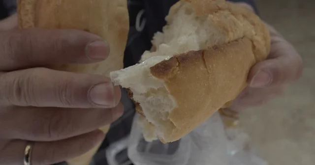 Yetkililer içinden poşet çıkan ekmeği üreten fırınla ilgili harekete geçti İl Tarım ve Orman Müdürlüğü nce işletmede incelemeler yapıldı Risk oluşturabilecek bir olumsuzluğun tespit edilmediği işletmenin yetkilileri uyarıldı Eskişehir Haberleri