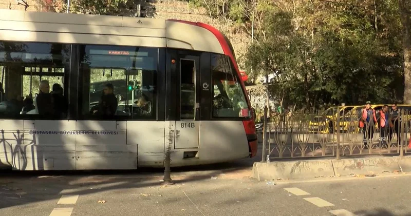 Motosiklet sürücüsüne tramvay çarptı: Sinir krizi geçirdi