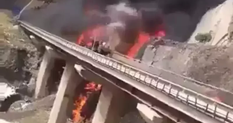 Suudi Arabistan’da otobüs, tankere çarptı: 45 kişi hayatını kaybetti