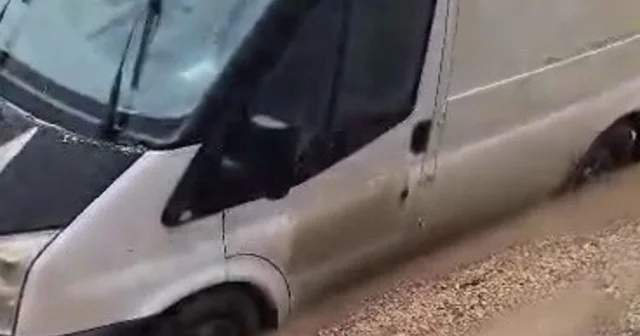 Minibüs çöken yolda mahsur kaldı Adıyaman Haberleri