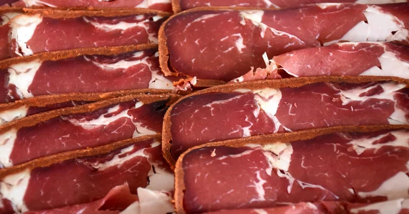 Pastırma yedikten sonra fenalaşan 5 kişi hastanelik oldu