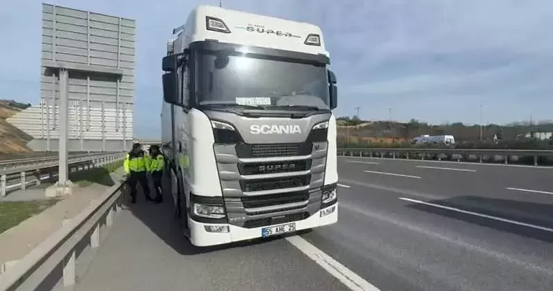 Kuzey Marmara Otoyolu’nda 2 kamyon ve 1 TIR zincirleme kazaya karıştı