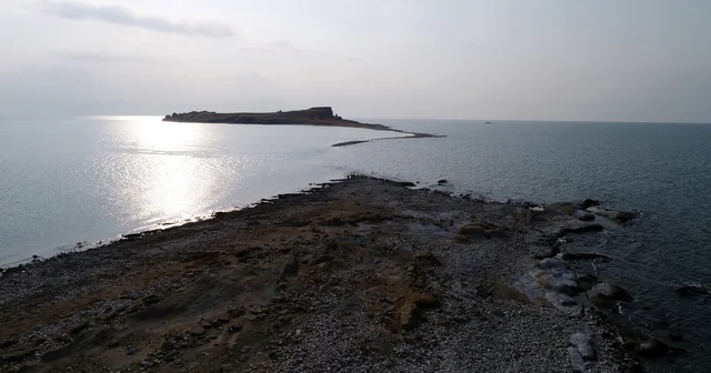 Çarpanak Adası nda ortaya çıkan antik yola, olası boğulma vakalarına karşı uyarı levhaları asıldı Van Haberleri