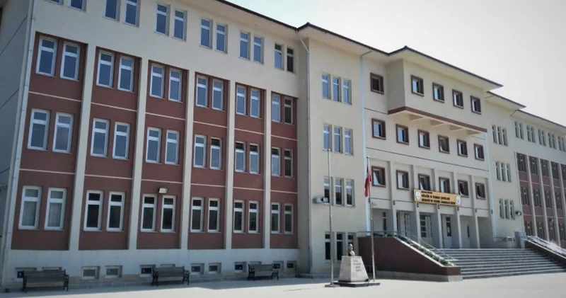 Devlet okulunda ücret dayatması! Parayı ödeyemeyen öğrencilere uygulanan mobbinge veliler isyan etti