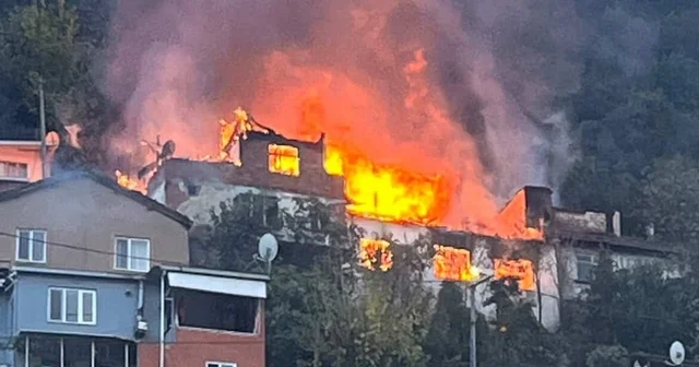 Bursa da 2 katlı bina alevlere teslim oldu, o anlar havadan dronla görüntülendi Bursa nın birçok noktasından görülen alevleri söndürmek için itfaiye ekipleri seferber oldu Bursa Haberleri