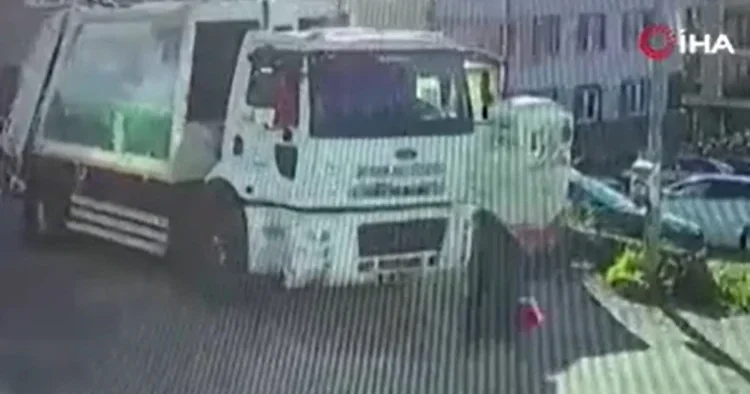 Feci kaza kamerada: Çöp kamyonunun altında kalan yaşlı kadın hayatını kaybetti