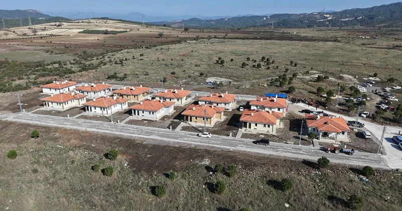 Osmaniye de yapımı tamamlanan 12 köy evi depremzedelere teslim edildi