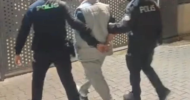 İzmir de aranan firari şahıs polisten kaçamadı İzmir Haberleri