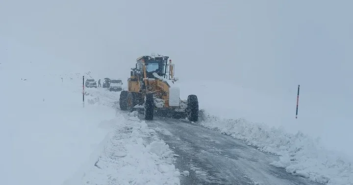 Kar yağışı etkili oldu! Kapanan 44 yerleşim yerinin yolu ulaşıma açıldı