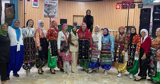 Simavlı kadınların Üç Etek Gecesi ilgi gördü Onlarca kadın yöresel eteklerini giyip davul zurna eşliğinde uzun halaylar çekerek gönüllerince eğlendi Kütahya Haberleri