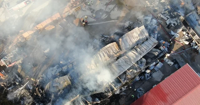 İzmir deki yangında 5 konteyner ve 2 araç kül oldu İzmir Haberleri