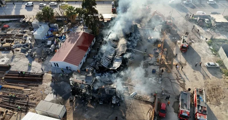 Şantiyede korkutan yangın: Alevler 12 konteyner ve 2 otomobili de yaktı Sözcü Gazetesi