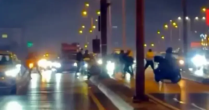 Beylikdüzü’nde D 100 yan yolda trafik kavgası kamerada