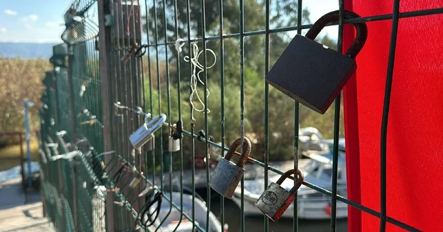 NASA nın paylaştığı azmakta köprü çitleri, dilek eşyalarıyla doldu Muğla Haberleri