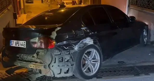 Bursa da dur ihtarına uymayan sürücü 5 kilometre kaçtı: 3 araca ve duvara çarptı VİDEO İZLE