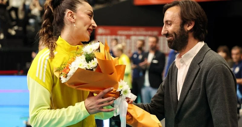 Hande Baladın önce çiçeği aldı sonra yıktı