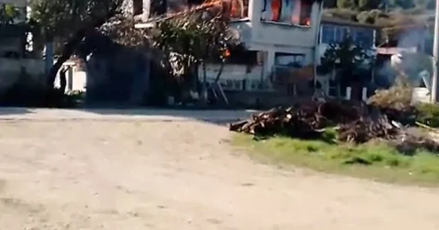 Bursa daki yangında bir ev küle döndü, bir evde hasar oluştu Bursa Haberleri