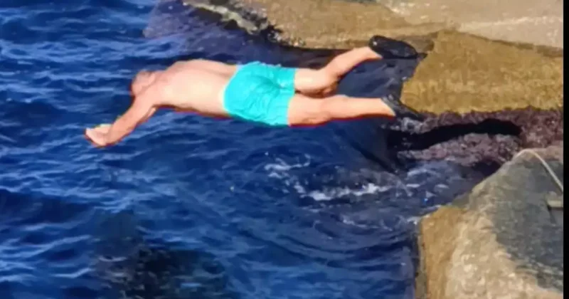 Soğuk havaya aldırış etmeden denize girdi