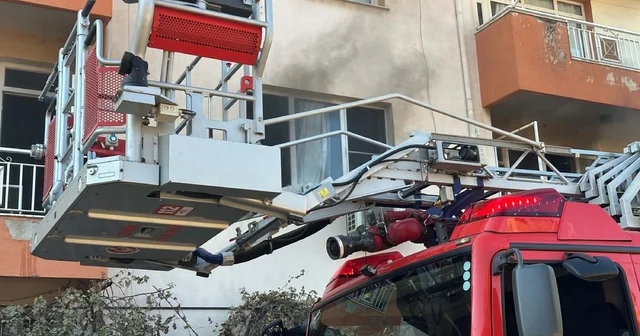 Yangına müdahale etmeye çalışan ev sahibi, dumandan etkilendi İzmir Haberleri