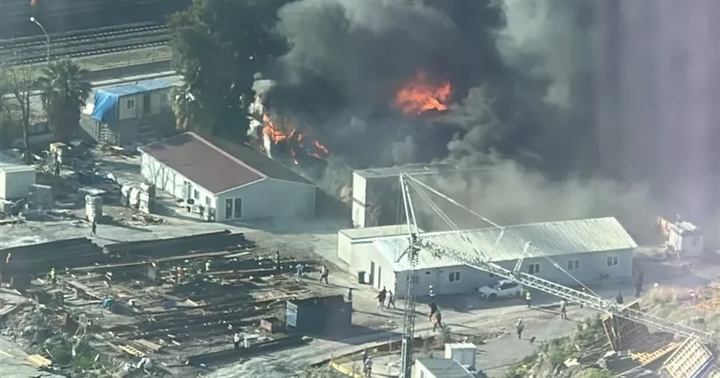 İzmir de şantiyede yangın: Dumanlar gökyüzünü kapladı!