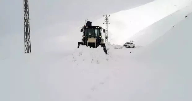 Hakkari haberleri Hakkari de kardan kapanan yollar açıldı 17 Kasım 2025