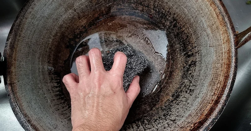 Yıllardır çıkmayan tava kirlerinden evdeki tek bir malzemeyle kurtulmak mümkün Sözcü Gazetesi