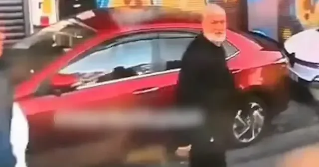 Değnekçi terörü sınıf atladı: Fatih’te sürücüyü sokağa almadıkları anlar araç içi kamerasına yansıdı VİDEO İZLE