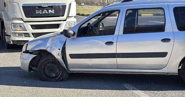 D 100 de tırın önüne kattığı araç hasar aldı Bolu Haberleri