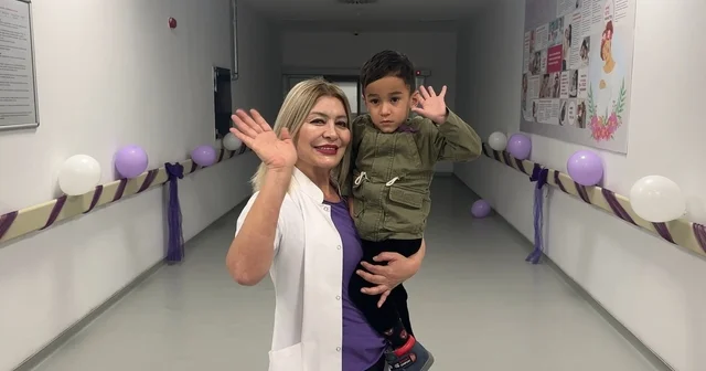 3,5 yaşındaki Oğuzhan, Dünya Prematüre Günü nde doktorunu ziyaret edip, çiçek verdi Osmaniye Haberleri