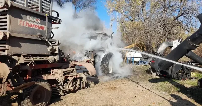 Tokat ta çıkan yangında traktör kullanılmaz hale geldi: Alevler yarım saatlik müdahaleyle söndürüldü Gündem Haberleri