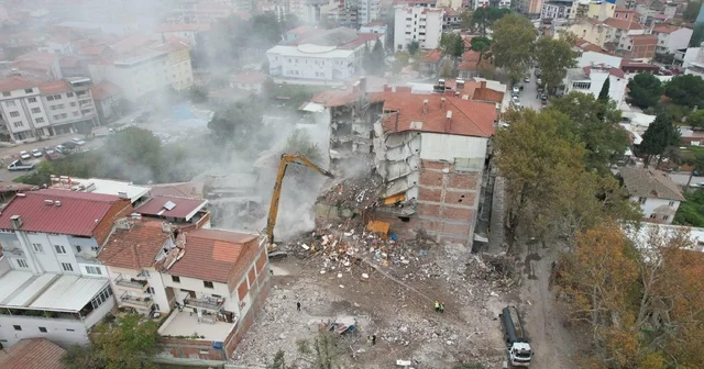 Sındırgı da hasar gören yüksek katlı binaların riskli bölümleri traşlanıyor Balıkesir Haberleri