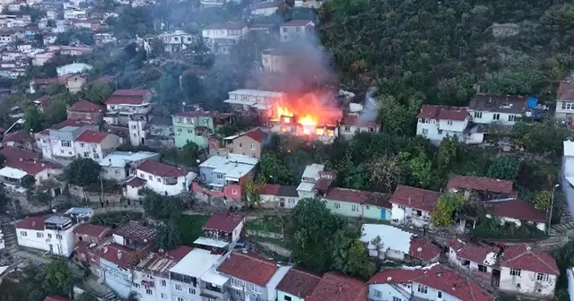 Bursa da 2 katlı binadaki yangın 3 eve daha sıçradı; alevler dronla görüntülendi Bursa Haberleri