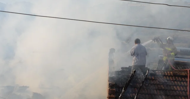 Demirci de çıkan yangında bir ev kullanılamaz hale geldi Yangını fark eden mahalle sakinleri evin ahırındaki büyükbaş hayvanları kurtardı Manisa Haberleri