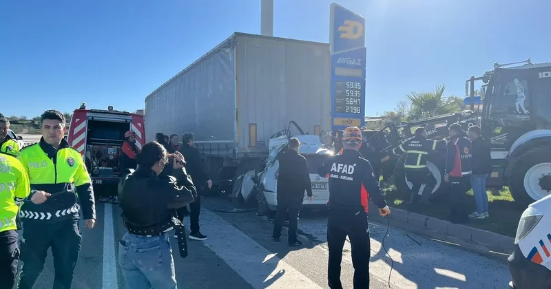 Otomobil, TIR a arkadan çarptı; öğretmen öldü